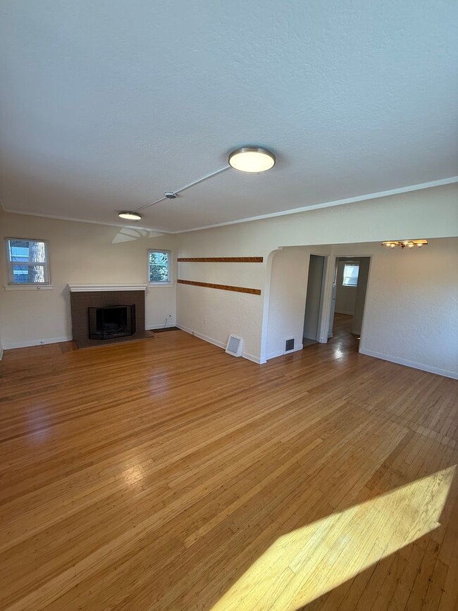 Building Photo - Charming 3-Bedroom Home in Maple Leaf with...