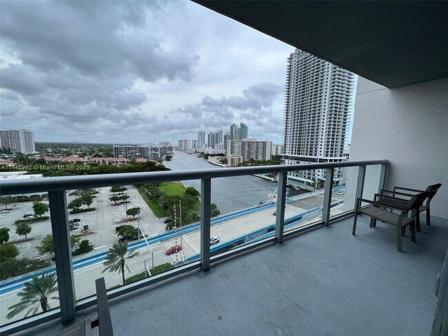 Building Photo - 2602 E Hallandale Beach Blvd