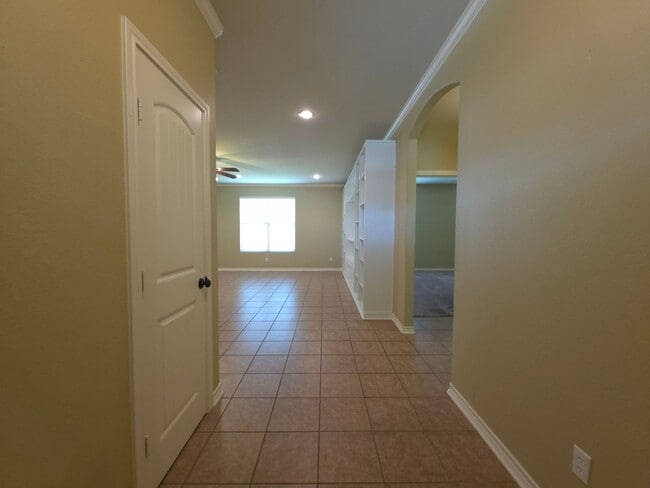 Building Photo - BEAUTIFUL and SPACIOUS 3-bedroom, 2-bathro...