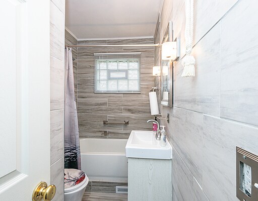 Building Photo - 386 Worden St