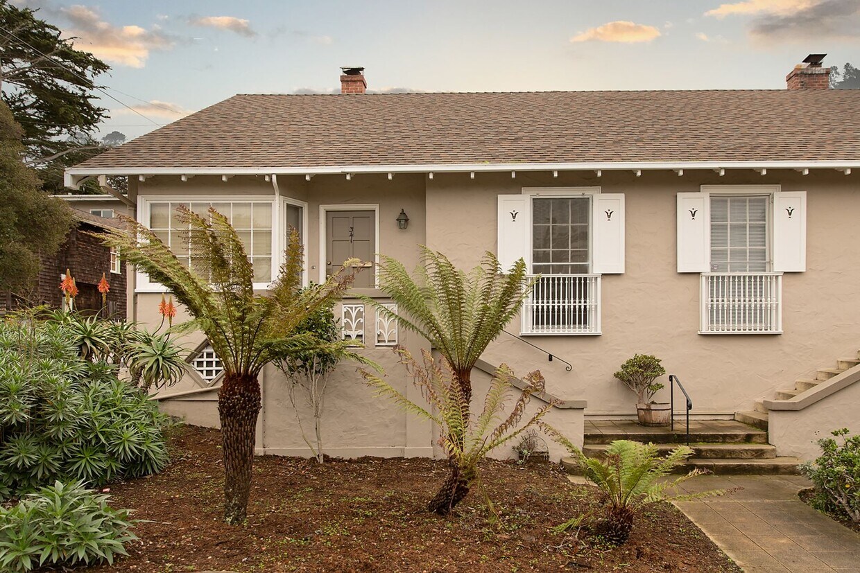 Foto principal - Classic Pacific Grove Duplex - Available D...