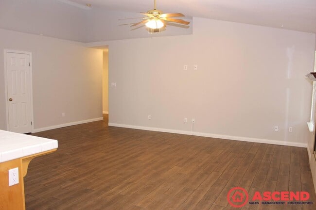 Building Photo - 4-Bedroom Home Near Shopping Center In Sou...