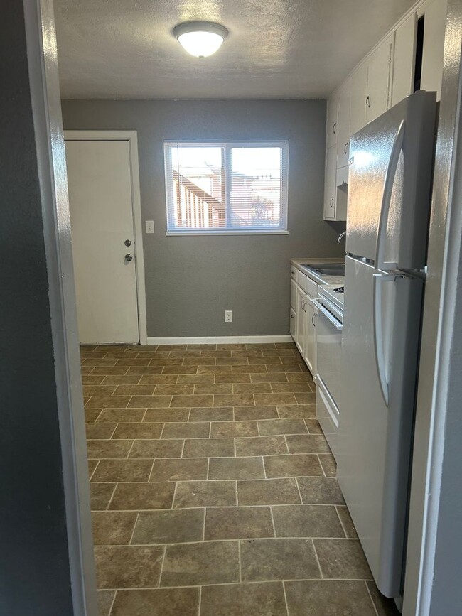 Building Photo - This 750 sq ft beauty could be yours!!!