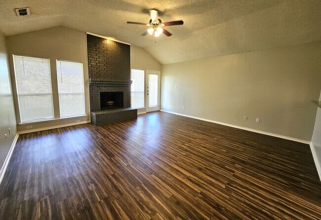 Building Photo - MOVE IN READY-  South East Arlington: Sing...