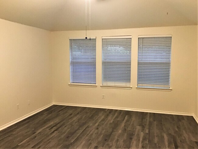 Building Photo - 3900 Oakhurst Ln