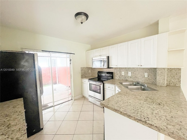 Foto del edificio - 11051 W Okeechobee Rd