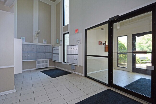 Foto del edificio - Available now - Top-Floor Living with Style and Convenience in Minnetonka!