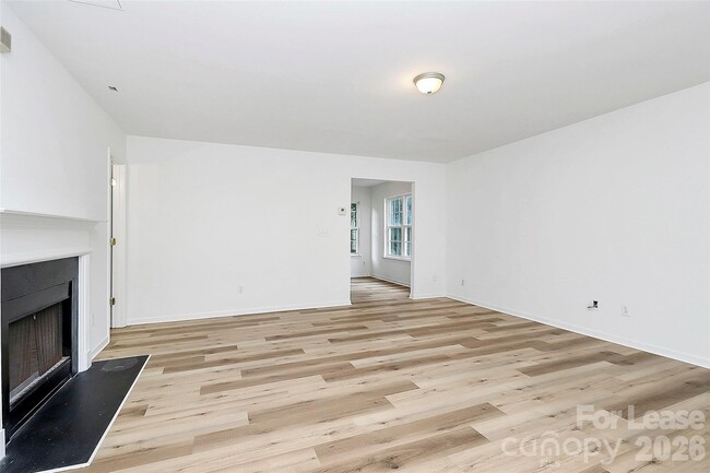 Foto del edificio - 1215 McAllister Dr