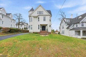 Building Photo - 162 Walnut St