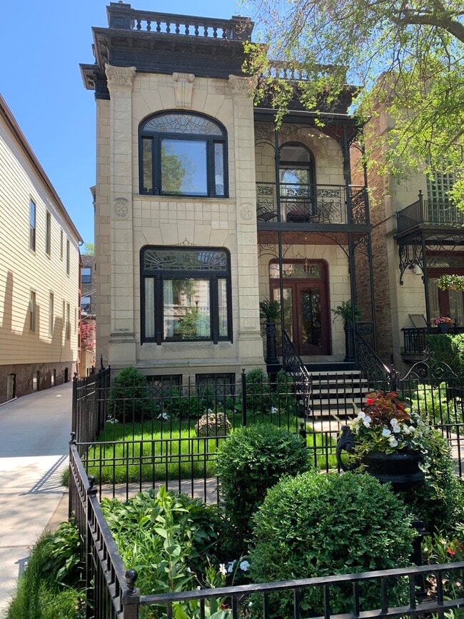 Building Photo - 707 W Roscoe St
