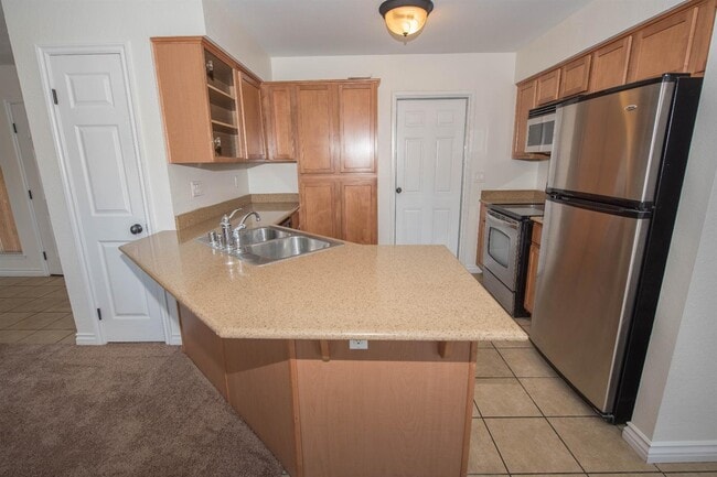 Building Photo - 5140 E Kings Canyon Rd