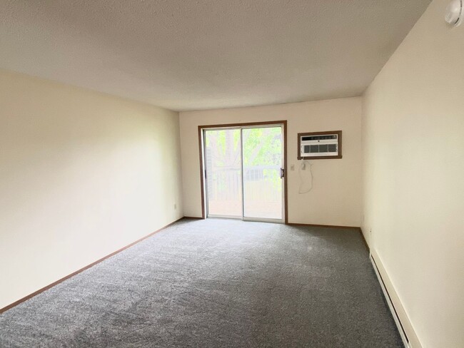 Building Photo - Spacious 3 bedroom, 2 bath updated townhom...