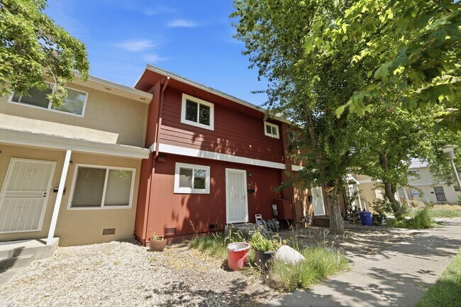 Building Photo - FULLY REMODELED MODERN SPACIOUS TOWNHOUSE!!!