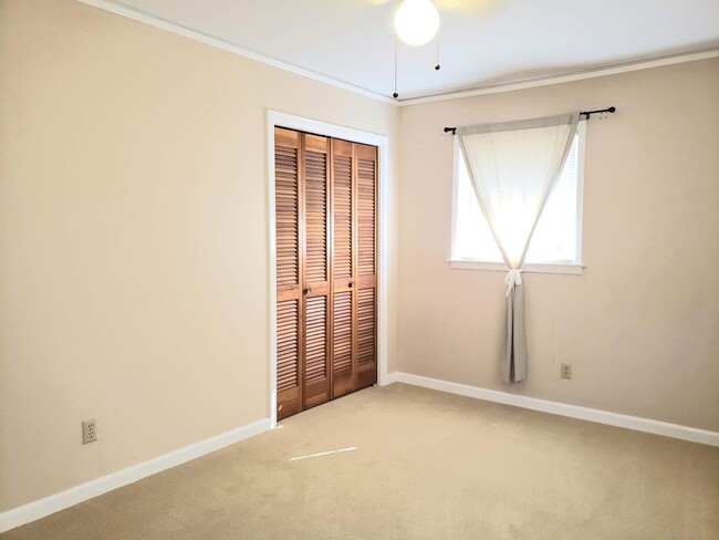 Building Photo - Spacious Corner Property!