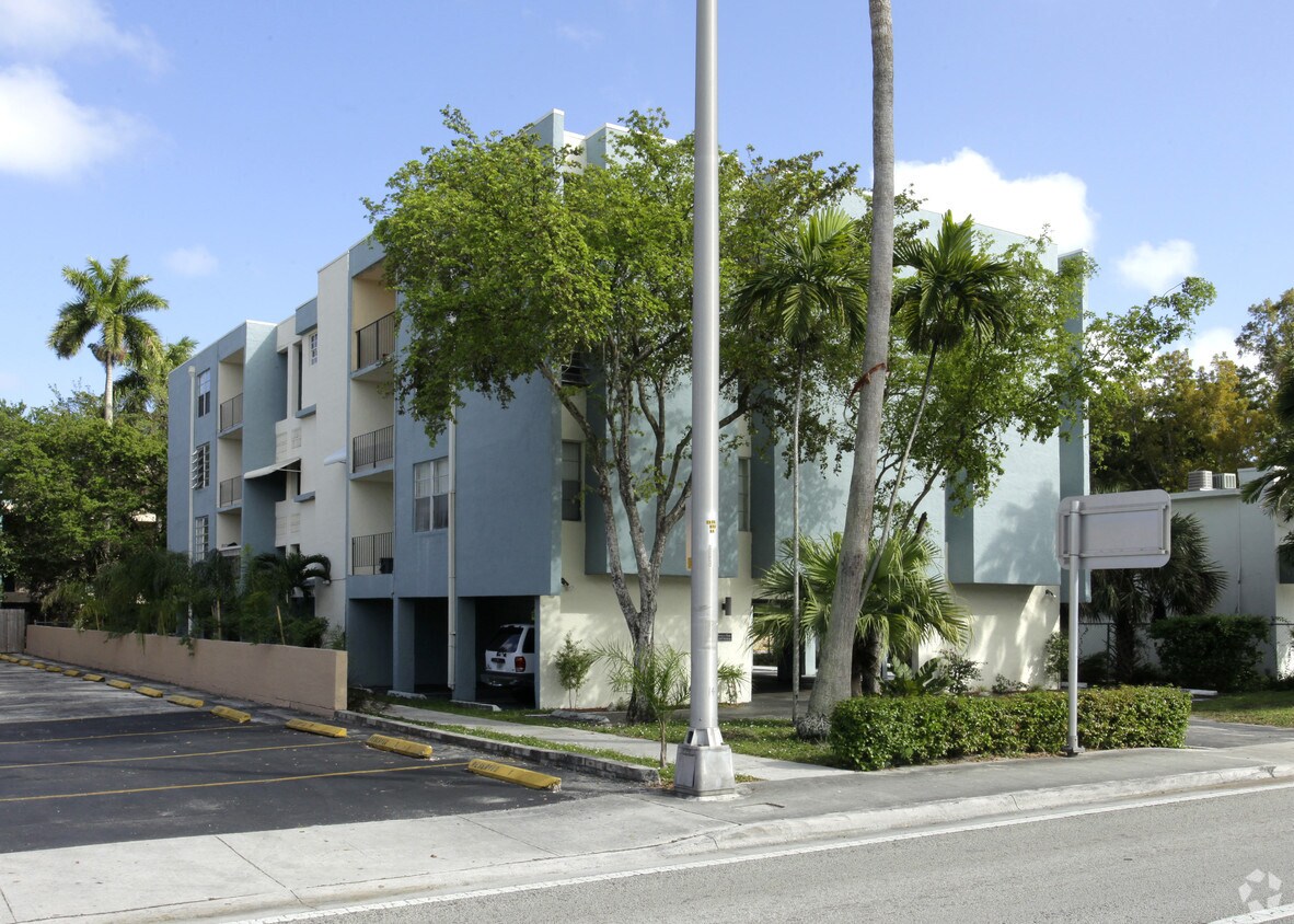Building Photo - 12105 NE 6th Ave