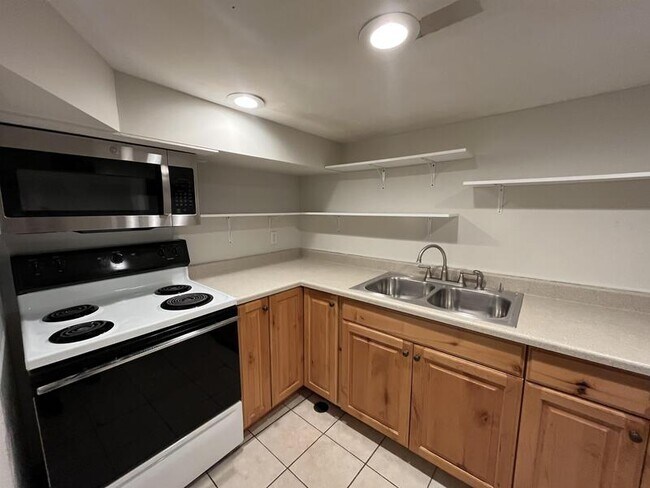 Building Photo - 556 E 700 S