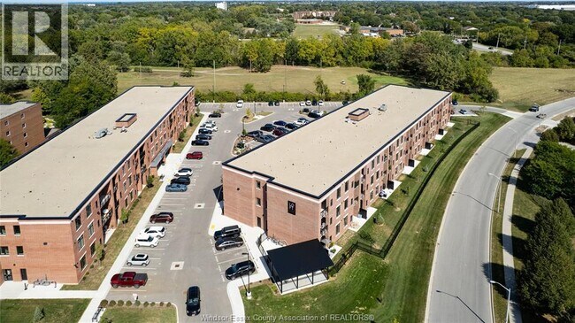 Building Photo - 3160 Meadowbrook Ln