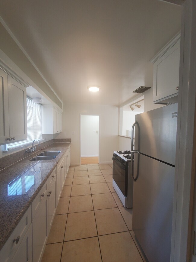 Building Photo - 947 Olancha Dr