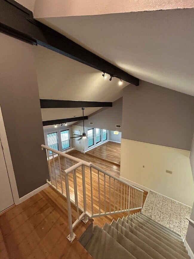 Foto del edificio - Spacious 5-Bedroom Home Steps from Walnut ...