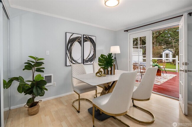 Building Photo - Kirkland 4 bedrooms 2 bathrooms single family house. Lake Washington School district. Close to To...