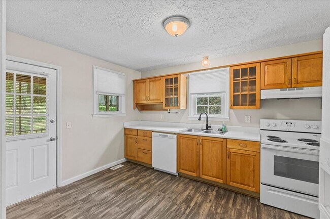 Foto del edificio - 4 bedroom, 2 bath home with den and garage...