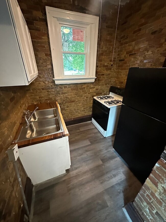Building Photo - Beautiful Spacious 1 Bedroom Apt. Lower Un...