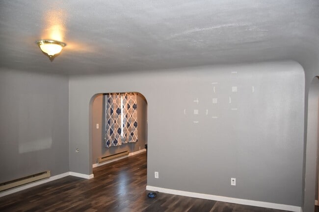 Building Photo - 2 Bedroom 1 Bath Centrally Located Tacoma ...