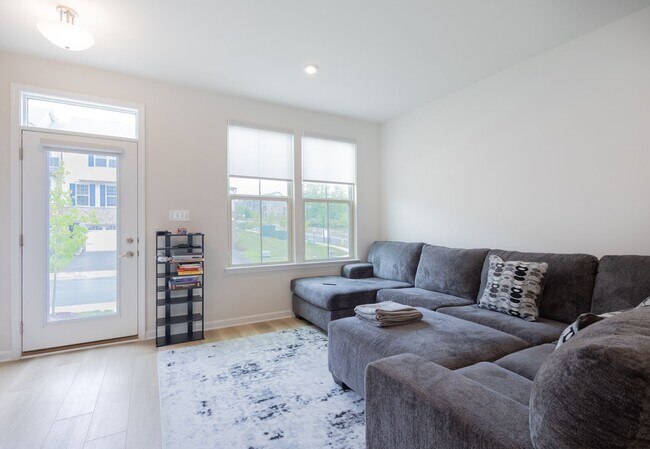 Building Photo - Beautiful 3 BR/3.5 BA Townhome in Hanover!