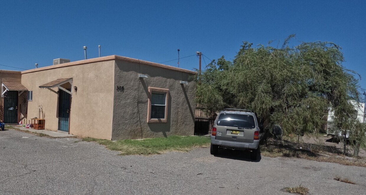 305 N Almendra St Unit C, Las Cruces, NM 88001 Room for Rent in Las