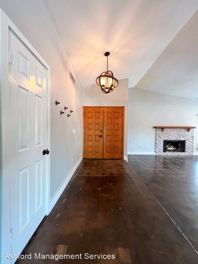 Foto del edificio - 3 br, 2 bath House - 1612 N El Camino Dr