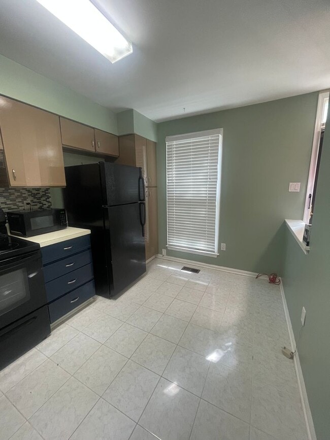 Building Photo - 3 LEVEL TOWNHOUSE WITH FULL BASEMENT WITH ...