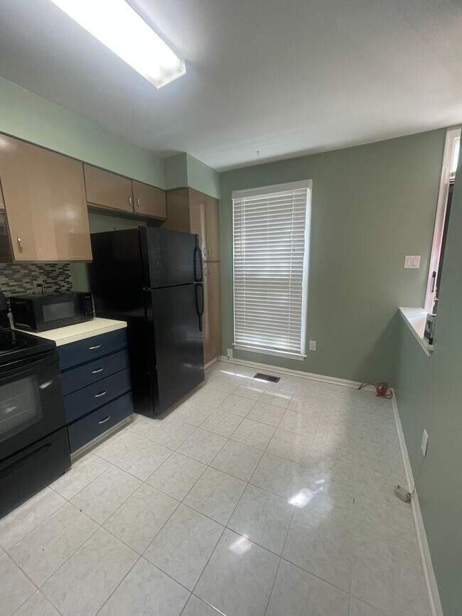 Foto del edificio - 3 LEVEL TOWNHOUSE WITH FULL BASEMENT WITH FULL BATH