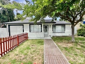 Building Photo - 1009 Heartwood Ave