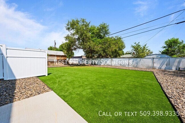 Building Photo - 3 Bed, 2 Bath Duplex! Includes W/S/G