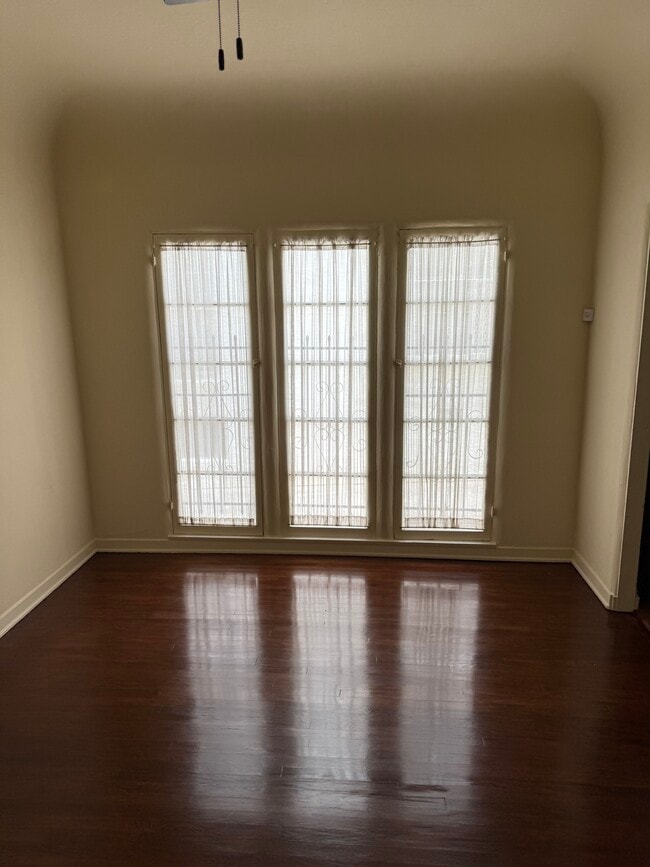Building Photo - 906 S Curson Ave