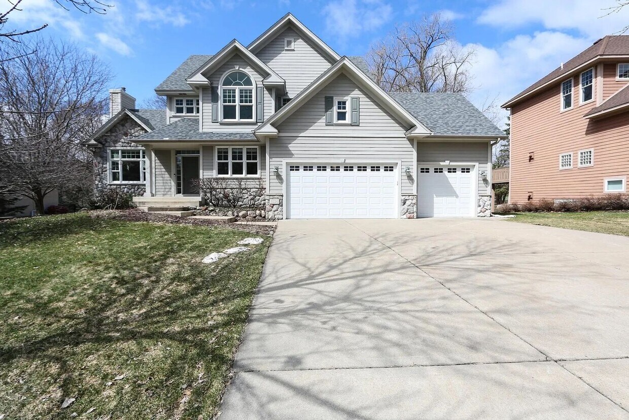 Primary Photo - Rare 4 bed singe family super nice luxurio...