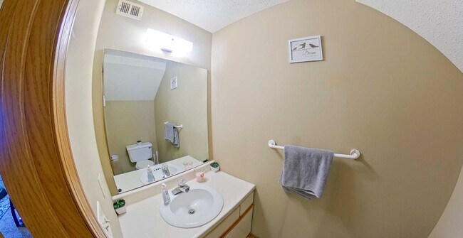 Foto del edificio - 3D Tour Available - 4 Bedroom + Washer & D...