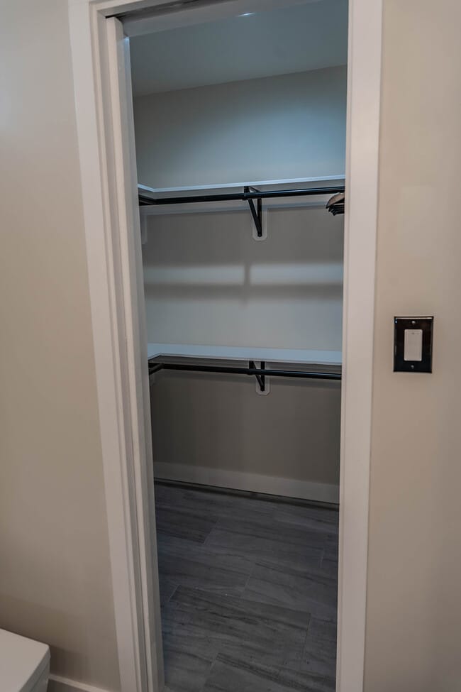 Vestidor dentro del dormitorio principal 1 - 7005 La Jolla Blvd