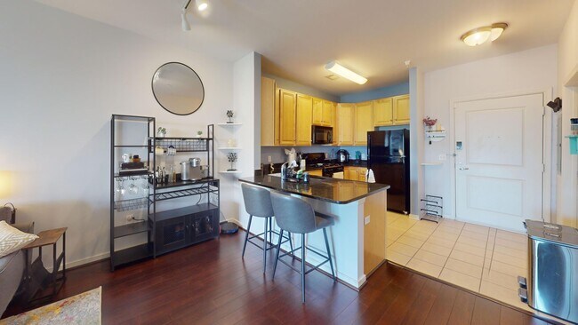 Foto del edificio - Top Floor Spacious One Bedroom W/Washer & ...