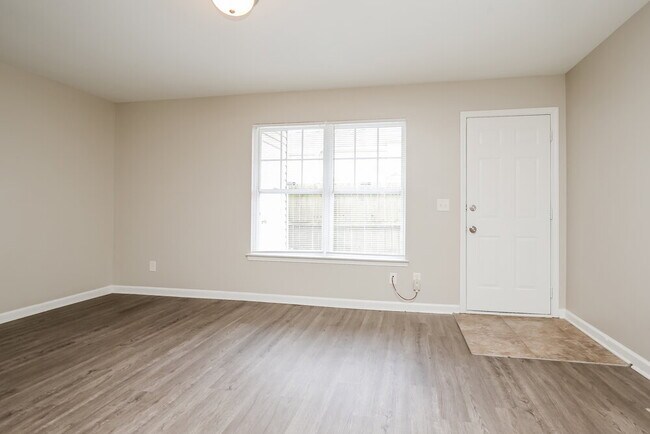 Foto del edificio - 8047 Logan Dr