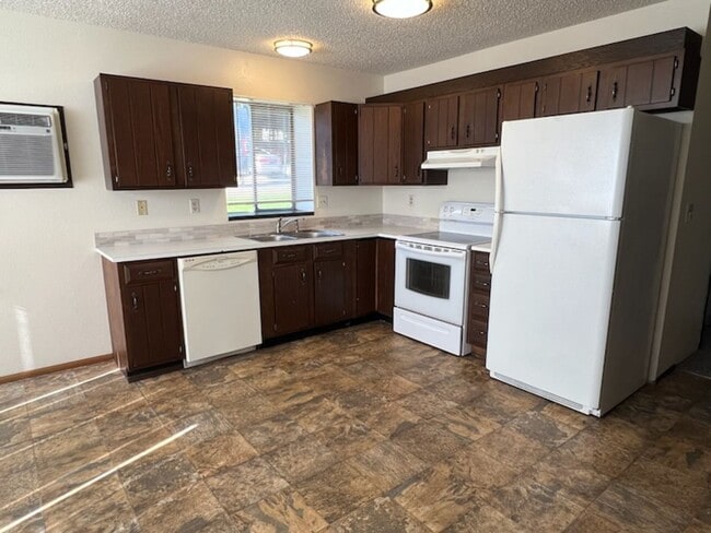 Building Photo - Spacious Pet-friendly, 2 bed, 1.5 bath, a/...