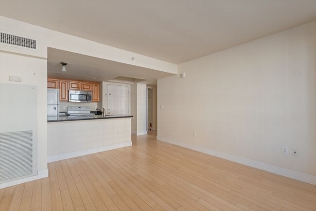 Building Photo - Condo at Belvedere Towers!