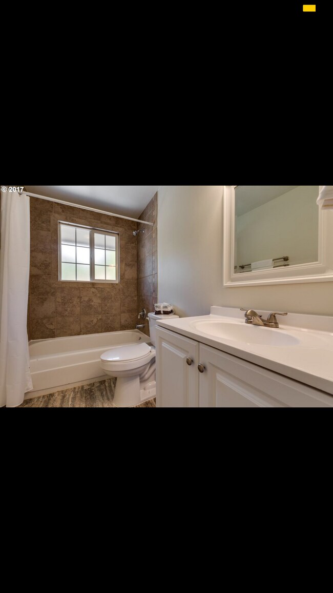 Shared bathroom - 15582 SE Patricia Ct