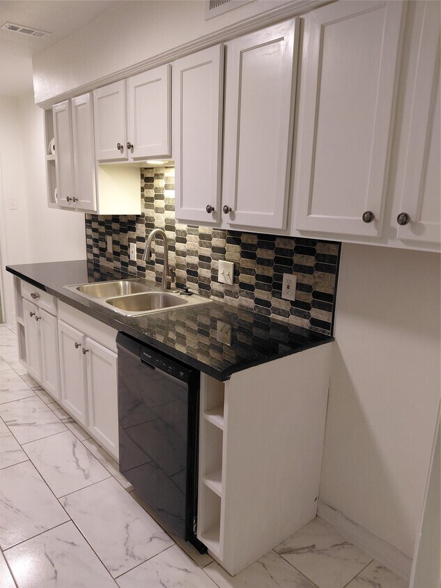 Building Photo - 13150 Trail Hollow Dr