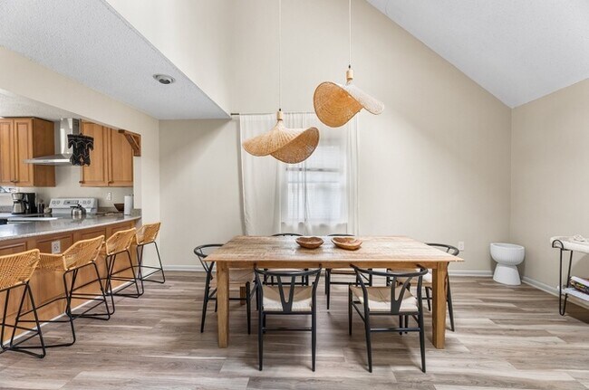 Foto del edificio - 350 OFF  RENT!! Beautiful Fully Loaded Hom...