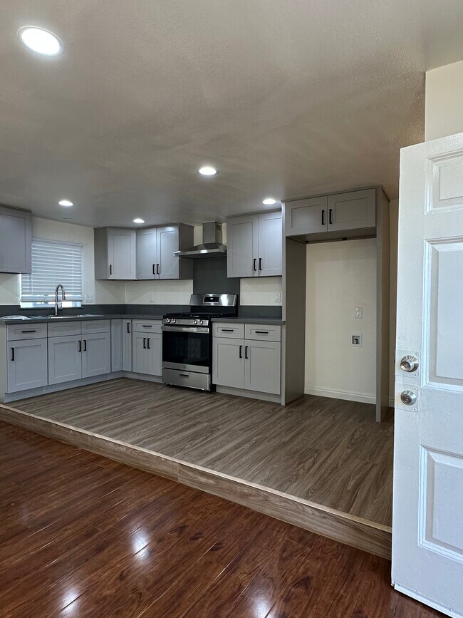 Foto del edificio - 9038 Newby Ave