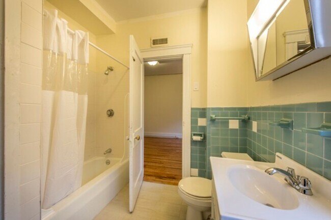 Foto del edificio - No Brokers Fee, Large 4 Bedroom 2 Full Bath in Brookline. Walk to BU. Porch, Laundry on a Site, P...