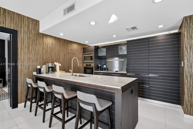 Building Photo - 200 Biscayne Blvd Way