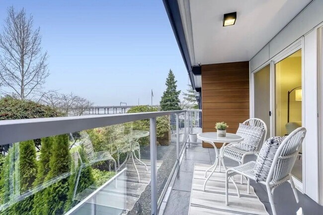 Foto del edificio - Canterbury Shores Condominiums ~ Madison Park