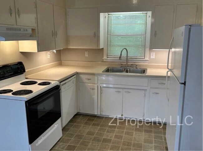 Building Photo - 4810 Lumary Cir